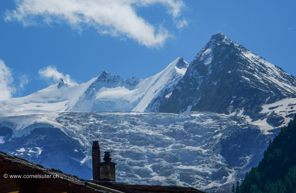 Bei Gasenried Sicht zum Nadelgrat, die Reihenfolge erfolgt von rechts nach links, Dirruhorn 4035m – Hobärghorn 4219m – Stecknadelhorn 4241m – Nadelhorn 4327m