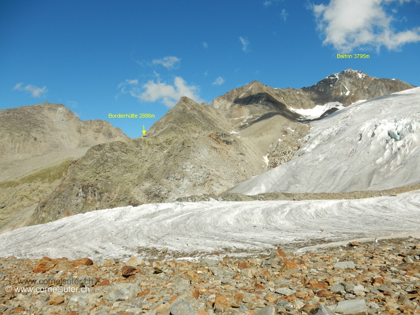 angekommen auf dem Gletscher ca 2740m den Gletscher in Östliche Richtung überqueren zu den Felsen wo der Hüttenweg teils über Treppen und in den Fels gehauene Stufen hinauf zur Bordierhütte 2886m führt.