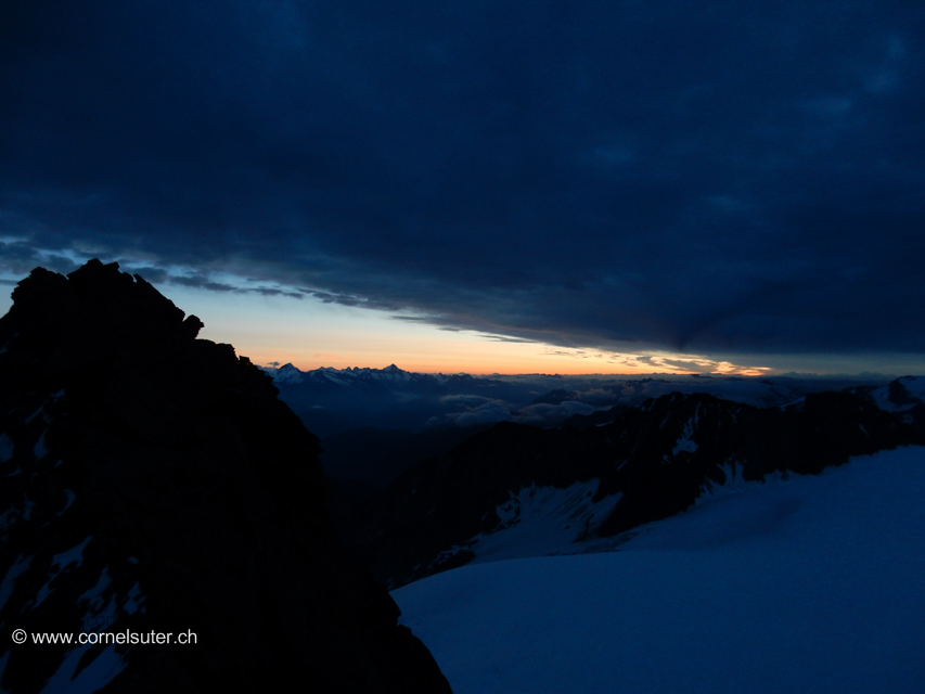 Bereits auf Tour, am Aufstieg, hier haben wir das Selle Couloir bereits bestiegen, der Tag erwacht, doch leider ziemlich Bewölkt. Wird das Wetter schlechter? Geraten wir in eine Front.... ???