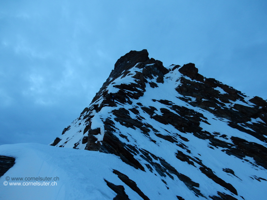 Weiter in anregender Kletterei 3.Grad auf dem Nordgrat hinauf zum Dirruhorn 4035m.