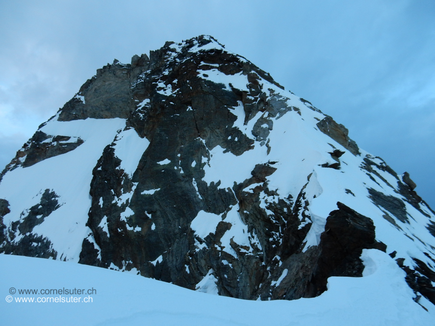 Weiter in anregender Kletterei 3.Grad auf dem Nordgrat hinauf zum Dirruhorn 4035m.