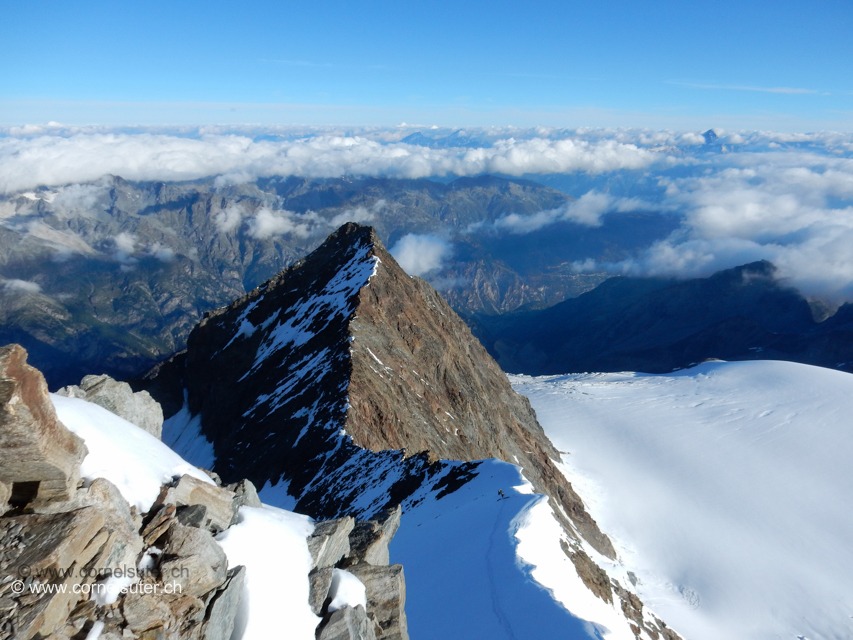 Sicht zurück zum Dirruhorn 4035m und die Route auf dem Grat.