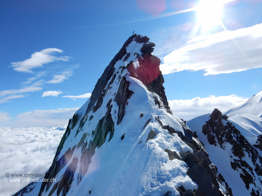 Weiterer Aufstieg auf dem Westgrat zum Stecknadelhorn 4241m, anregende Kletterei, luftig, scharfer Fels, teils schmaler Grat, stellen bis zum 3.Grad.