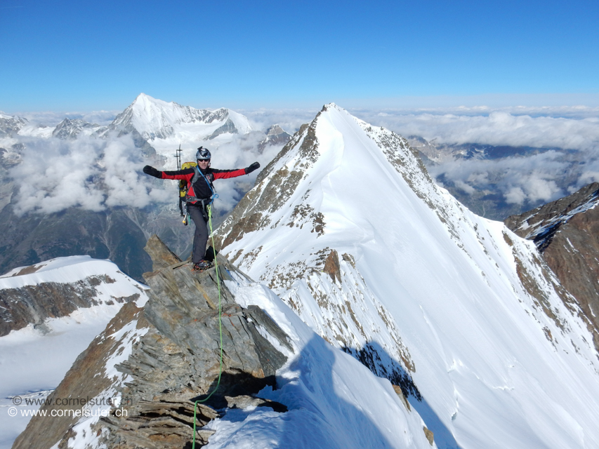 Irgendwo im Aufsatieg auf dem Westgrat, hinten das Weisshorn 4506m, rechts das Hobärghorn 4219m.