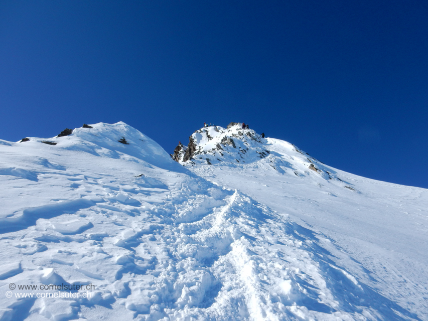 Auf dem einfachen Nordostgrat hinauf zum Nadelhorn 4327m.