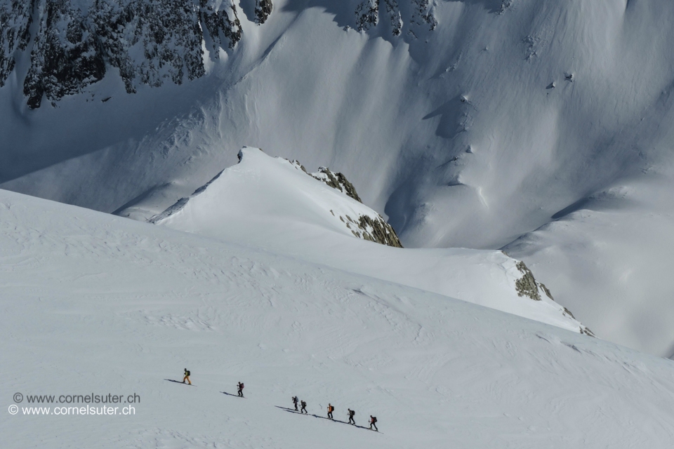 Ein paar Skitourengänger am Aufstieg auf dem Brunnifirn.