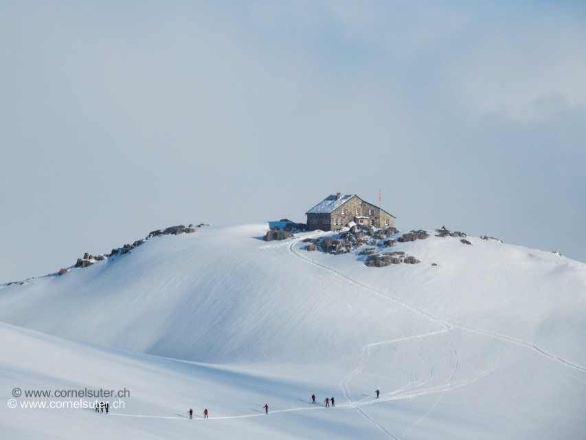 Auch von der SAC Tierbergli Hütte 2795m (Homepage / Karte kommen weitere Skitourengänger.