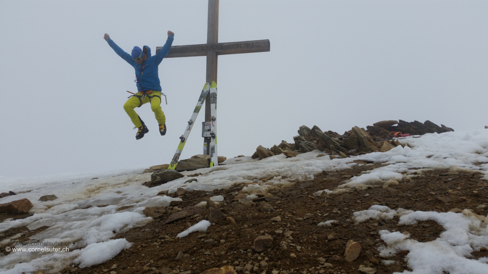 Freuden Sprünge auf dem Sustenhorn 3503m nach 2000hm Aufstieg
