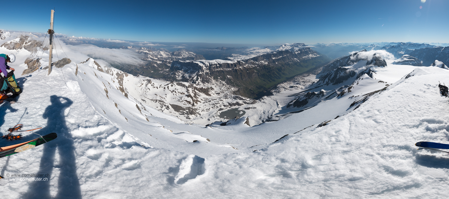 Ankunft auf dem Clariden 3267m, 8:15 Uhr. Herrliches Panorama, links Schächental, rechts Urnerboden