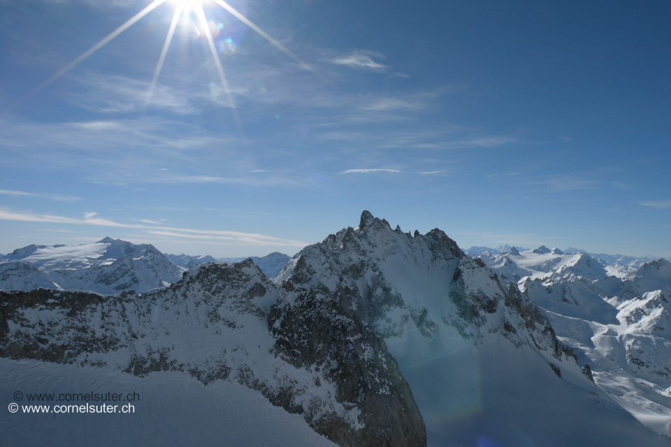 Markant die Türme vom Pizzo Rotondo 3192m, rechts hinten Griesgletscher mit Blinnenhorn 3374m, links hinten der Basodino 3272m