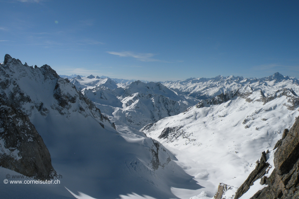 Sicht hinunter zum Gerengletscher, dieses Tal führt nach Oberwald. Rechts oben noch knapp das Finsteraarhorn.