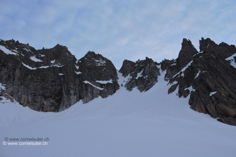Sicht zum Couloir, ca mitte im Bild hinauf.
