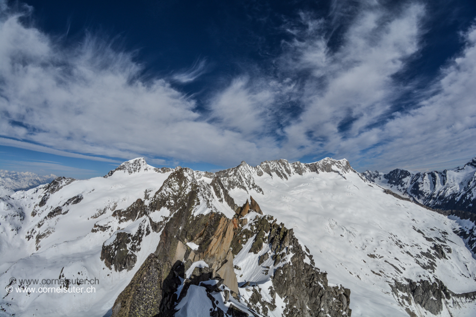 Auf dem Gipfel Sicht zum Galenstock 3586m, Dammastock 3630m usw.
