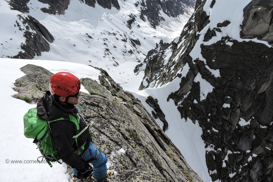 Am Abstieg auf dem Südost-Grat, Sicht zum Sattel und das Südwest Couloir.