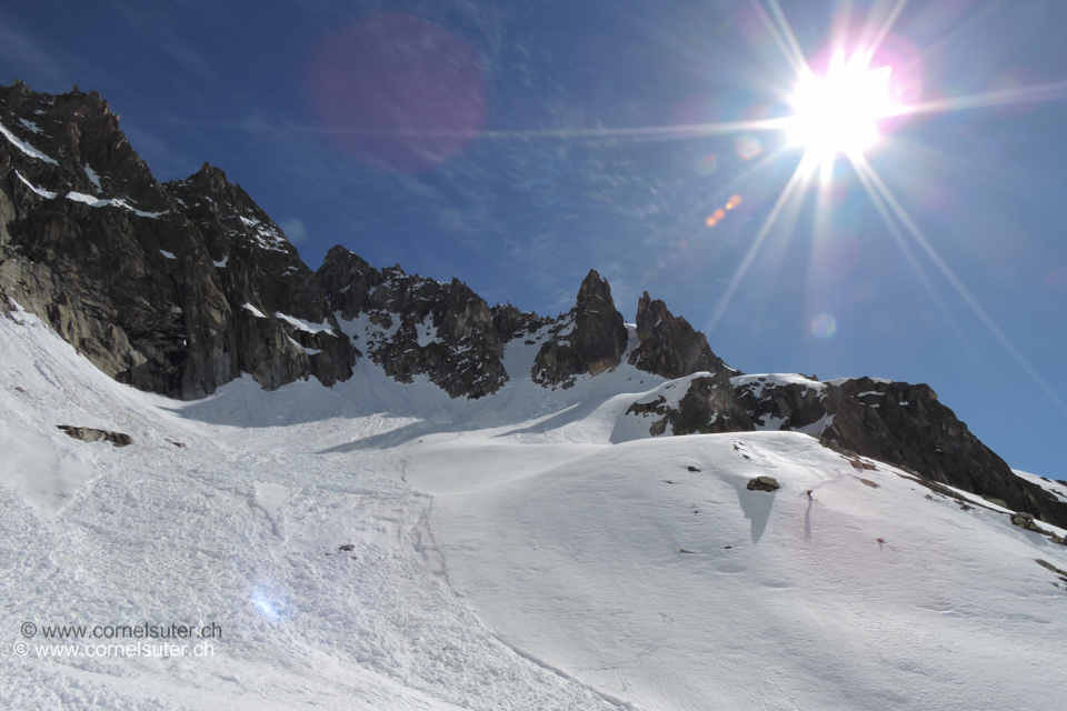 In der Abfahrt. Etwas links von der Bildmitte das Südwest-Couloir.