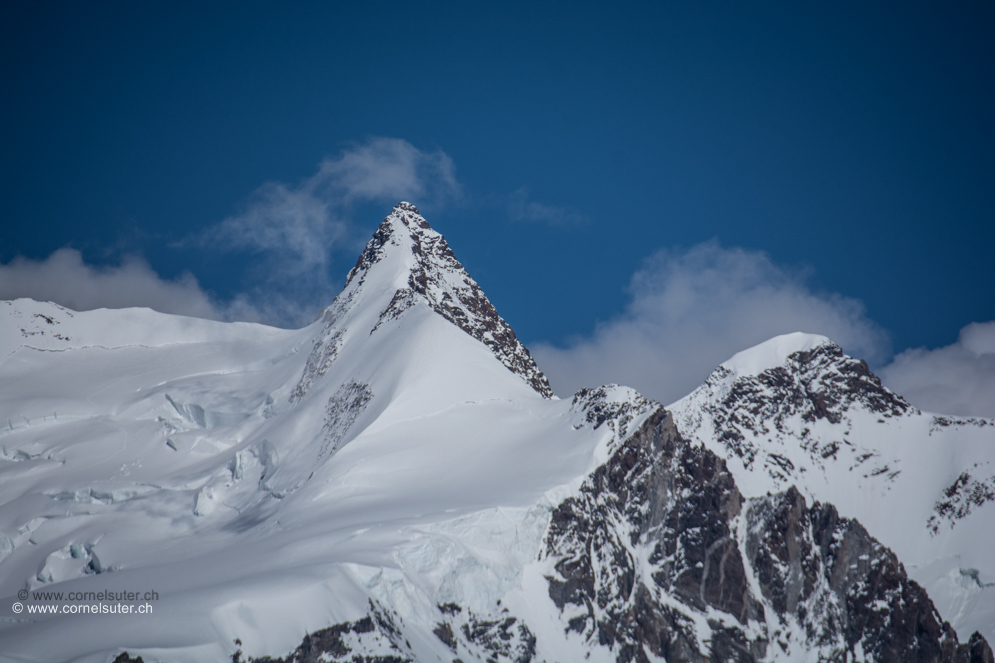 Dufourspitze 4634m war mein 3ter 4000er, insgesamt durfte ich bereits 4 mal auf diesem Berg stehen. (1 mal), (2 mal), (3 mal), (4 mal), rechts davon die Zumsteinspitze 4563m (Klick Bericht lesen).
