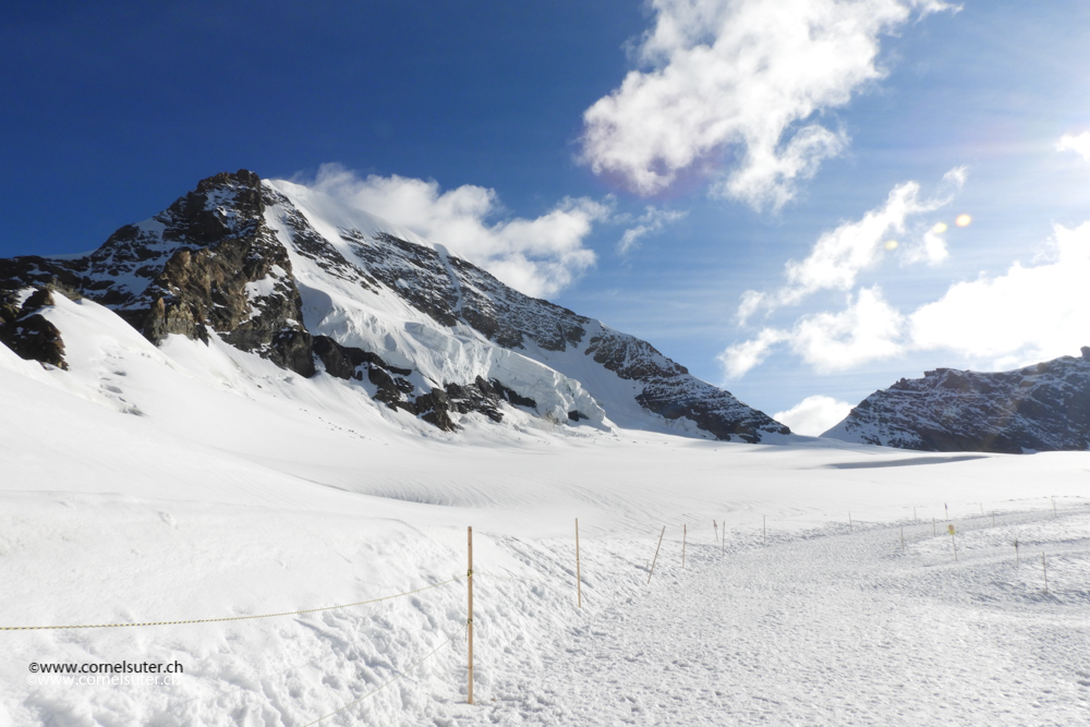 Ankunft auf dem Jungfraujoch mit Sicht zum Mönch 4107m und die Normalroute, hinten im Sattel dann im Bild links hinauf...