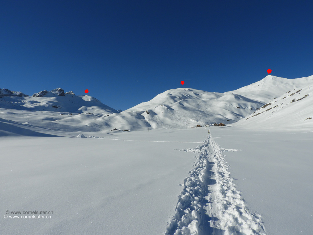 Und Sicht zu unseren 3 Gipfel von rechts nach links, Firsthöreli 2128m, Mattner First 2103m, Rossgrat.