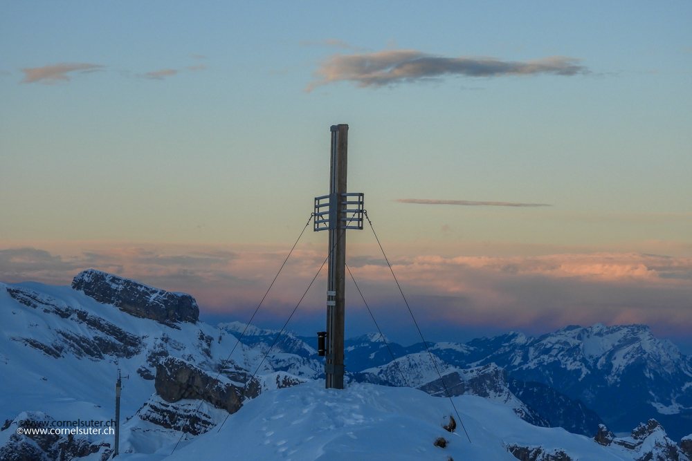 Gipfelkreuz auf dem Wasserberg 2340m, im Hintergrund links der Blüemberg Nordwest Gipfel Pt.2382