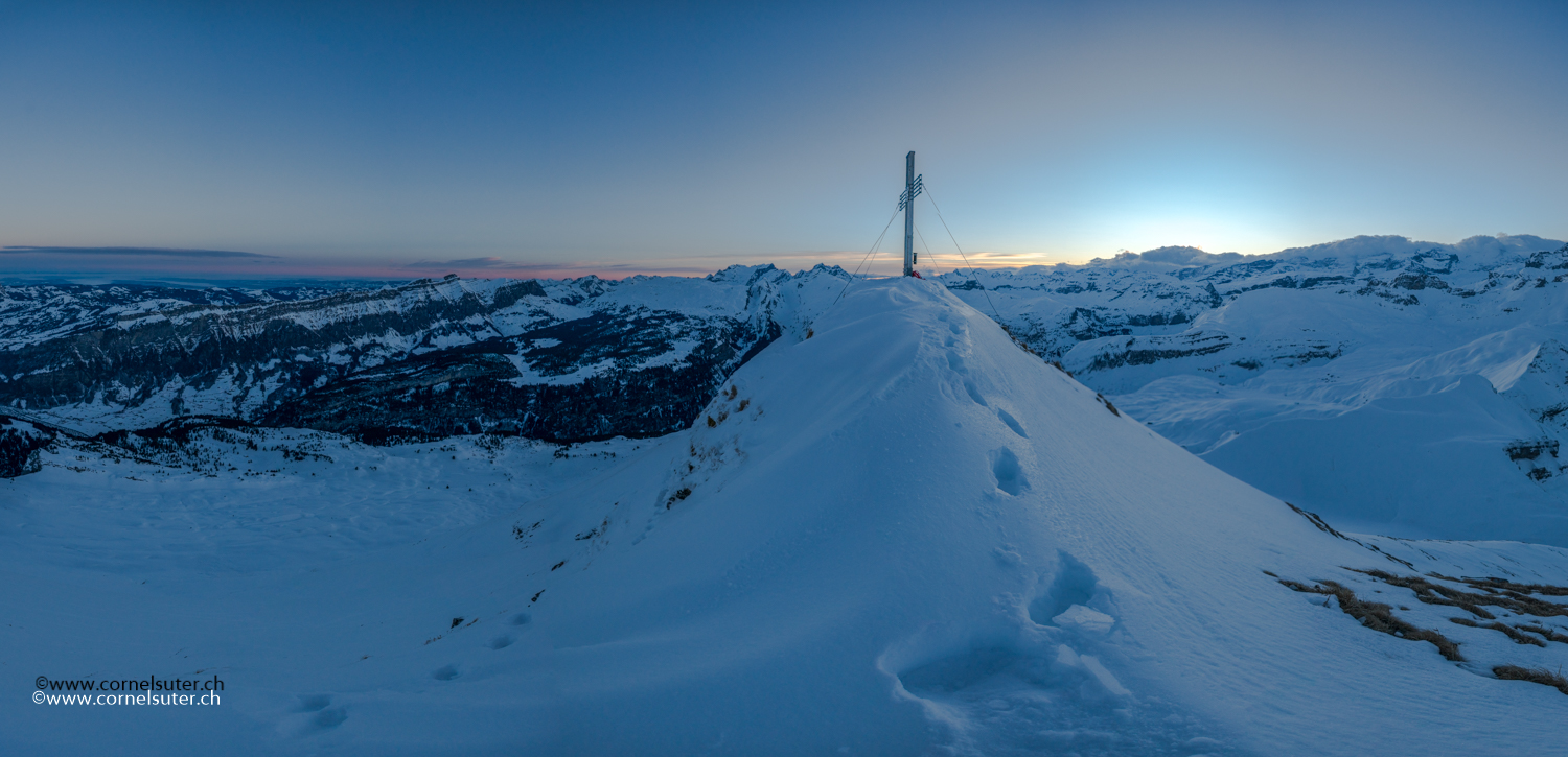 Gipfelkreuz und Panorama auf dem Wasserberg 2340m.