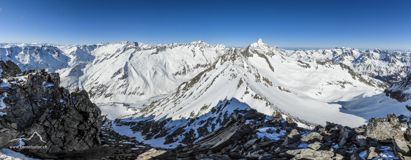 Nach 3:45h Aufstieg erreichen wir das Rohrspitzli, herrliches Panorama. der markante grosse Zacken ist der Fleckistock 3416m, höchster Berg im Kanton Uri der ganz im Urnerland steht.
