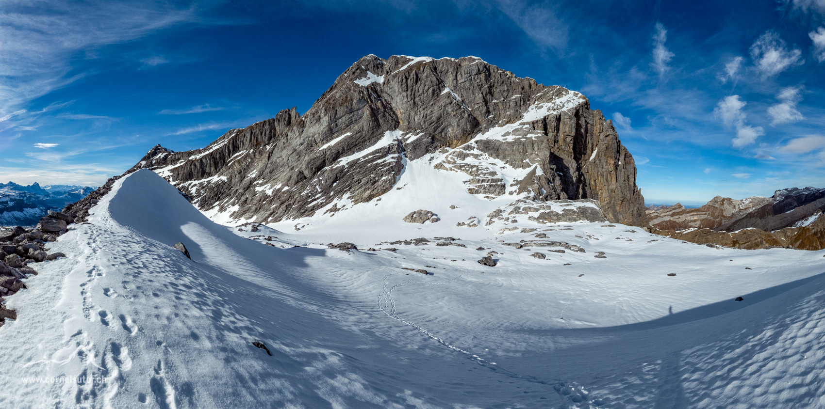 Sicht zurück zum Bös Fulen, die Normalroute führt nach rechts im markantem Schneeband hinauf, dann alles auf dem Grat entlang zum Gipfel.