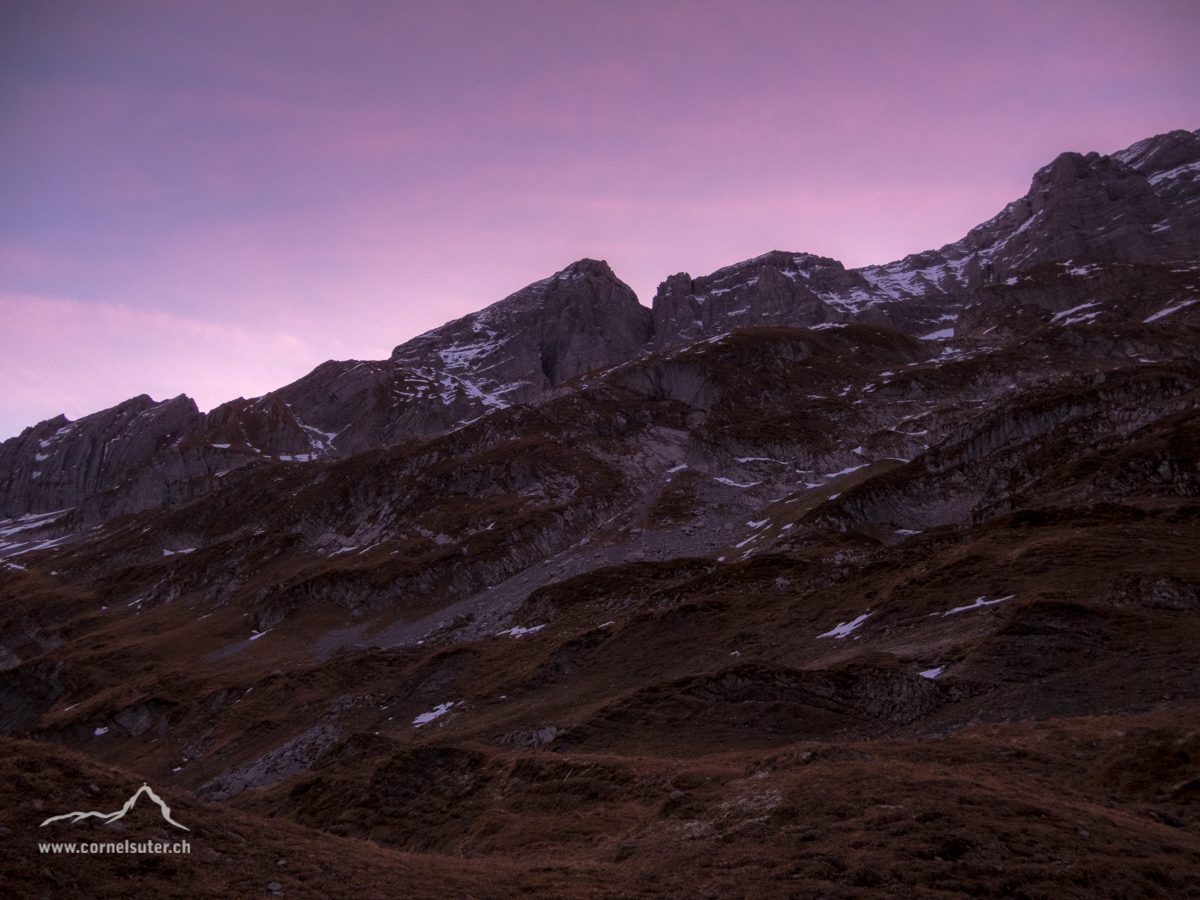 Morgenstimmung, wir sind schon fast bei der Alp Brunalpeli (Büchel 1910m) sicht hinauf zur Bös Fulen Nordwand.