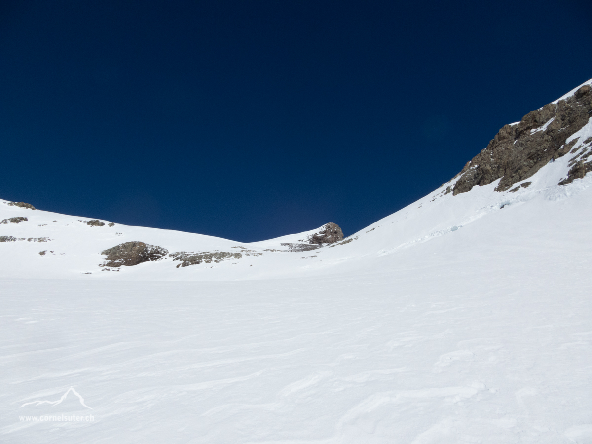 Steiler aufstieg bei der Südflanke zum Schärhorn, schweiss treibend heiss !!! Ganz oben sicht zum Gipfel.
