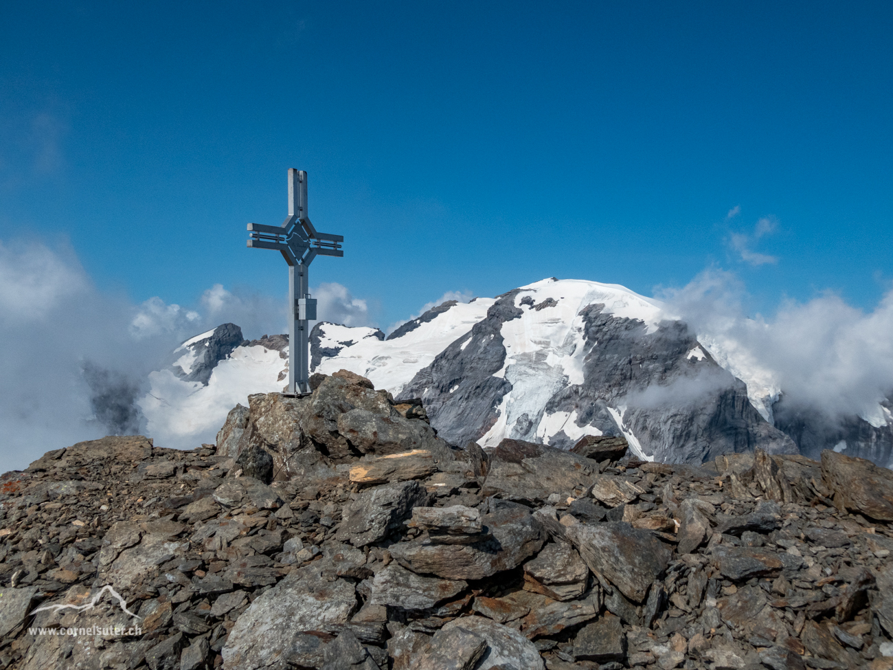 Gipfelkreuz auf dem Bifertenstock 3418m mit dem Tödi 3612m.