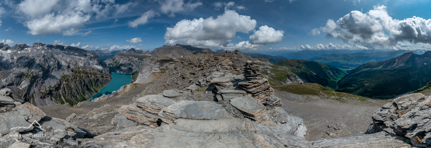 Panorama Aussicht auf dem Kistenstöckli, links mit dem Kanton Glarus, rechts mit dem Kanton Graubünden.