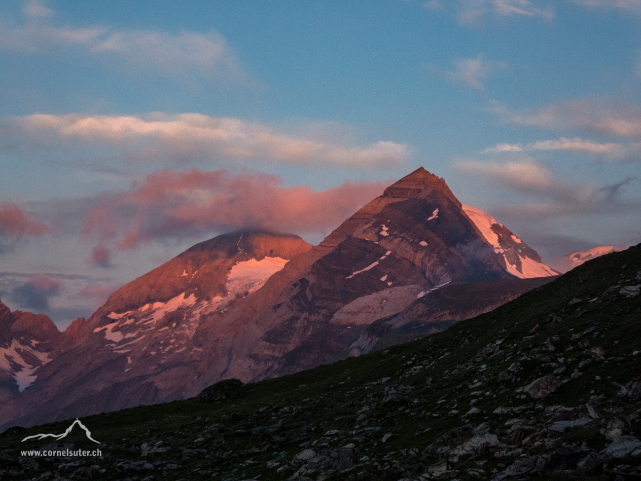 Morgenstimmung zum Bifertenstock Gipfel nicht zu sehen, links etwas im Nebel der Piz Frisal 3219m.