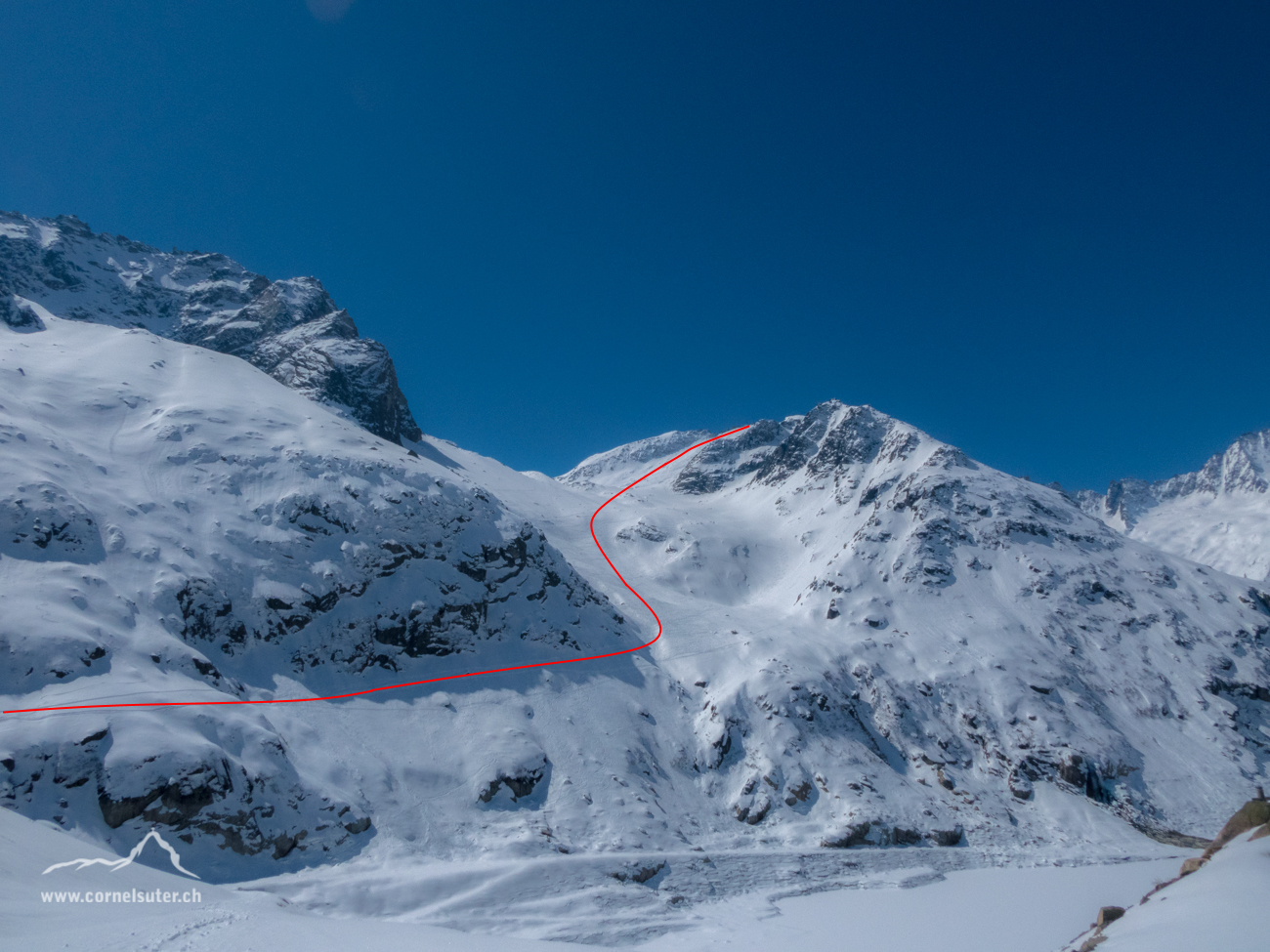 Auf dem Damm des Göscheneralpsee. Verhältnisse. Sicht zurück hinauf zum Lochberg 3074m